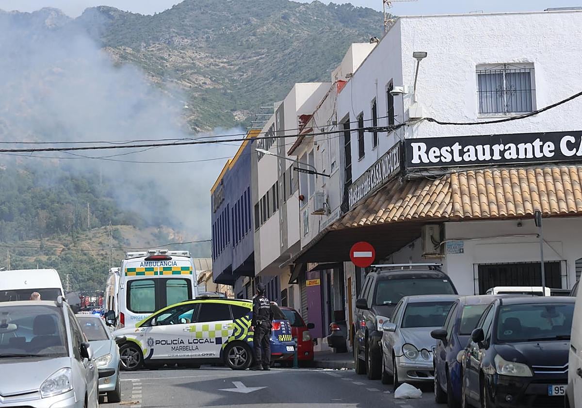 Imagen principal - VIDEO: Disastrous fire at candle warehouse in Marbella leaves three injured