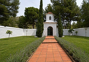 Image of the hermitage of San Isidro Labrador de Maro, located in the grounds of the Nerja Cave.
