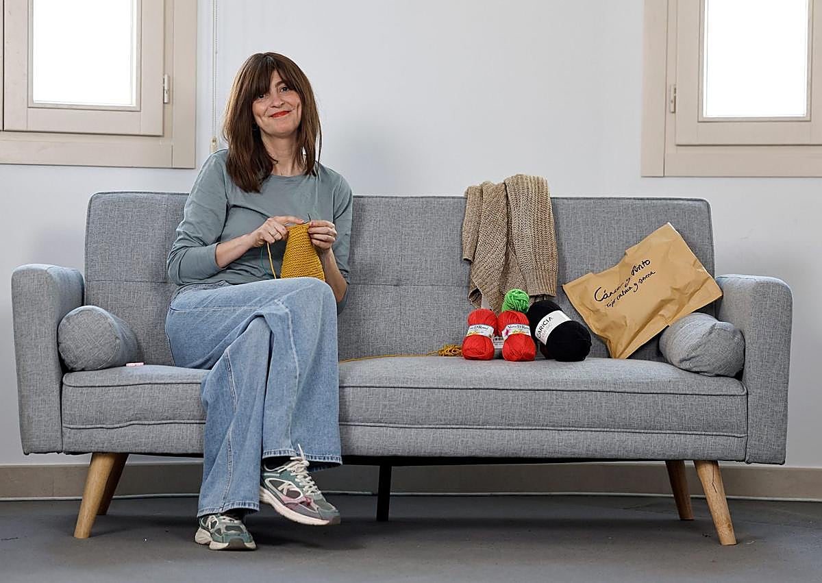Imagen secundaria 1 - Inma poses for this report. In the last photo she is showing one of the charity's 'knitting envelopes'