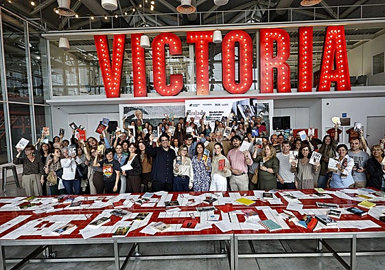 Group photo from SUR's Aula de Cultura event at the Fábrica de Cervezas Victoria in Malaga.