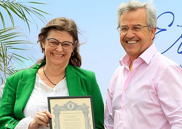 Editor of SUR in English Rachel Haynes receives the award from Mayor José María García Urbano.