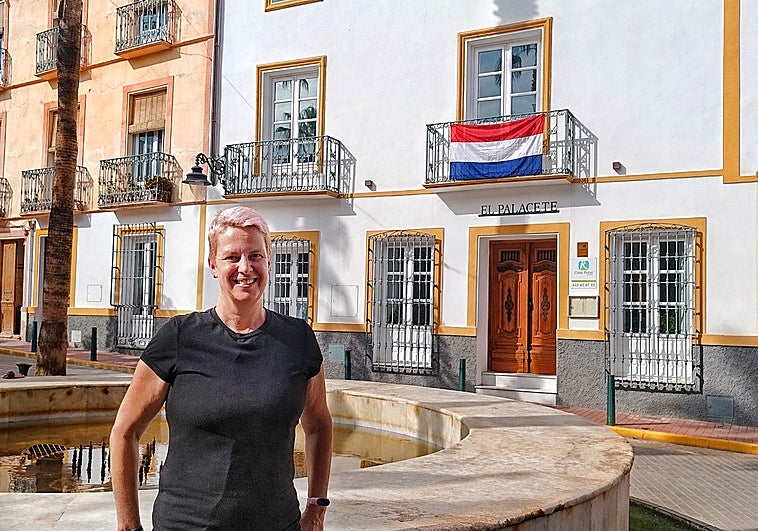 Ellie in front of her hotel.