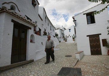 The village of El Acebuchal is located in the heart of the Sierra Almijara natural park and has fourteen houses for rent.