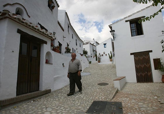 The village of El Acebuchal is located in the heart of the Sierra Almijara natural park and has fourteen houses for rent.