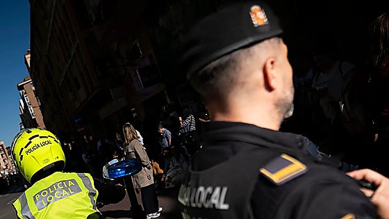Malaga police rescue young man who stabbed friend of roommate before trying to jump from fifth floor
