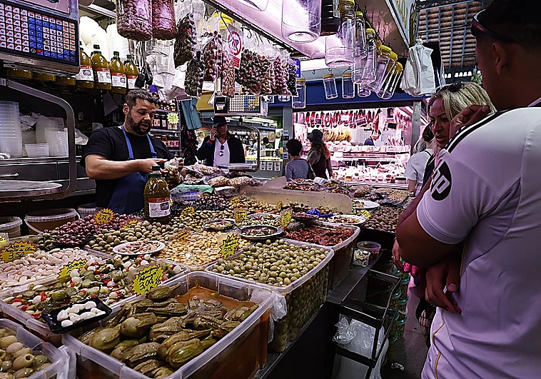 Malaga's Atarazanas market traders vote on whether to open afternoons