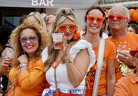 Imagen secundaria 1 - Scenes from Koningsdag in Torremolinos