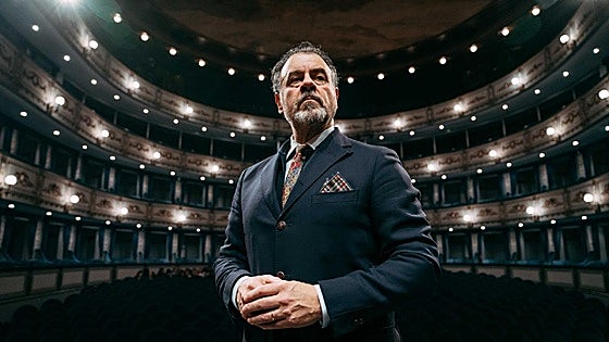 Carlos Álvarez in the Teatro Cervantes before he travels to the Metropolitan Opera House in New York