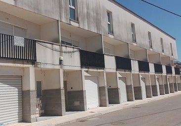 Exterior view of the housing development for sale on Wallapop.