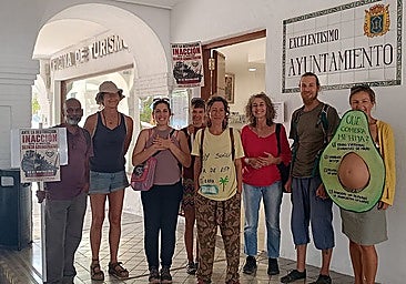 AMA members at the door of nerja town hall on Thursday