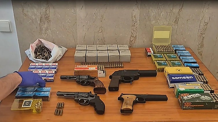 Malaga police discover arsenal of weapons in Alhaurín el Grande home after distress call from Singapore