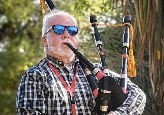 Leslie Thomson, with his bagpipes, on 'his' hill in Benalmádena.