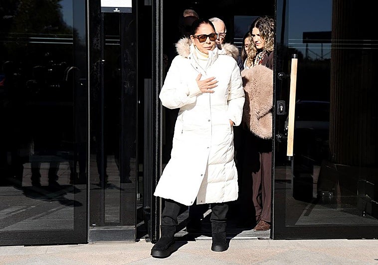 Isabel Pantoja and Begoña Gutiérrez embrace.