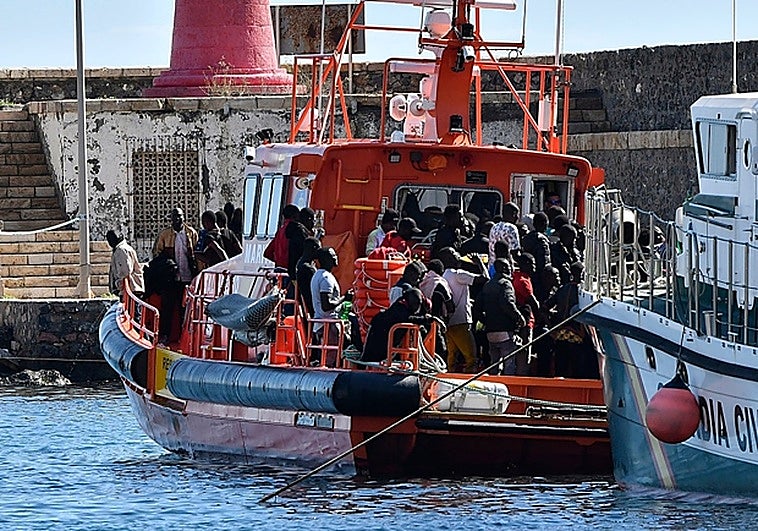 File image of a rescue of a small boat in Almería.
