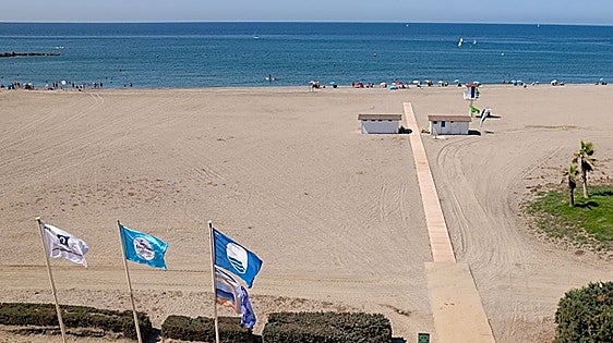 What requirements must a beach meet to be awarded a Blue Flag in Spain?