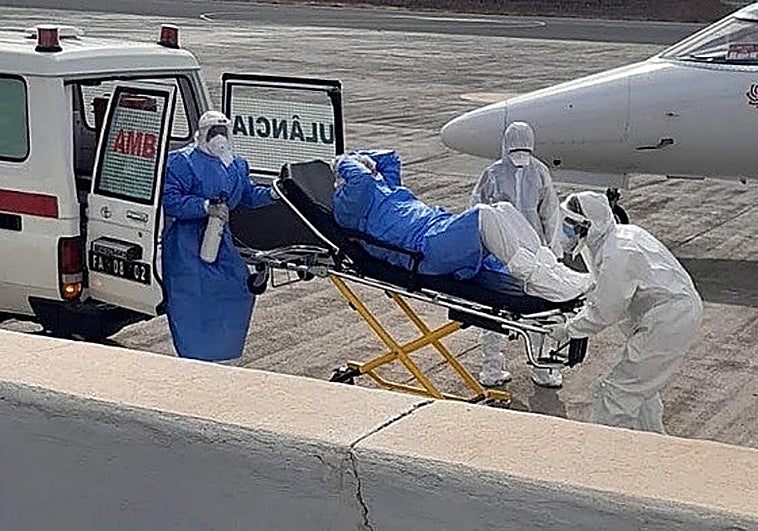 Uno de los pacientes evacuados este miércoles.