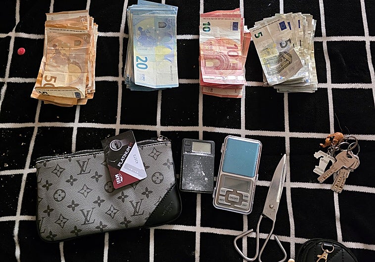 A woman in her seventies arrested in Vélez-Málaga for selling cocaine from her home