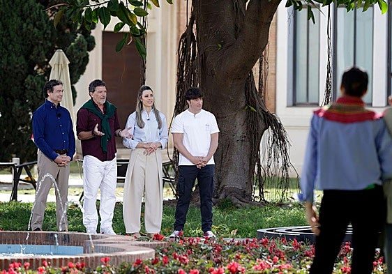 Antonio Banderas, with the presenters Pepe Rodríguez, Marta Sanahuja and Jordi Cruz, this Thursday in Malaga.