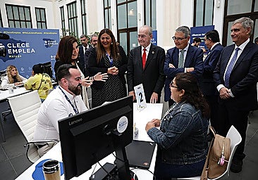 A recruitment worker at Clece telling candidate Emelyn Avilés that they will hire her, with regional, provincial and local authorities witnessing the moment.