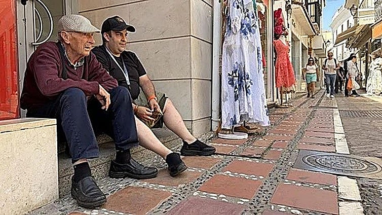 Arturo, 86, and his grandson Juan José spend the nights on the streets of Marbella.