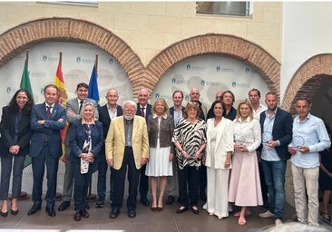 The Mayor of Marbella, Ángeles Muñoz, together with the award winners.