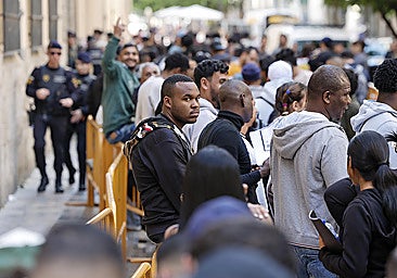 Photo of immigrants queueing to begin the regularisation process in Valencia.