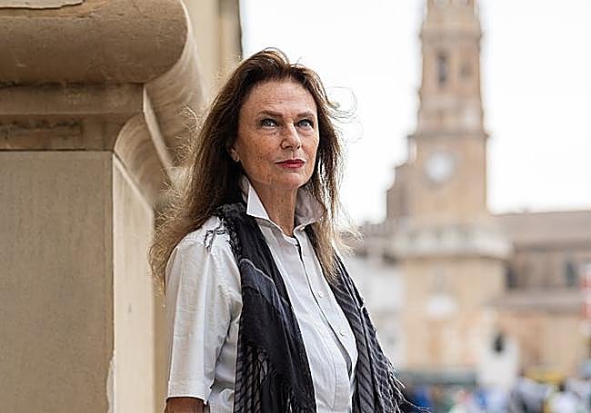 The actress Jacqueline Bisset, with the cathedral of La Seo in the background, during her walk around Zaragoza.