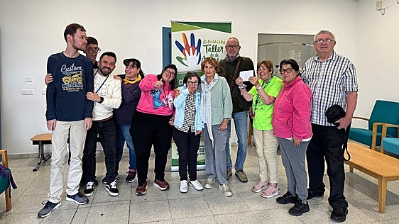 Nerja Pool League raises over 500 euros for local charity