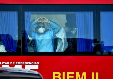 One of the last evacuated MV Hondius passengers waves goodbye with gratitude in the Canary Islands.