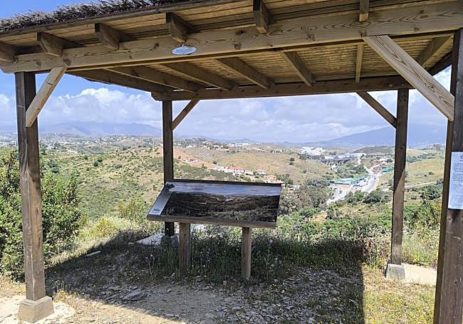Designated viewpoint at the highest point of the trail