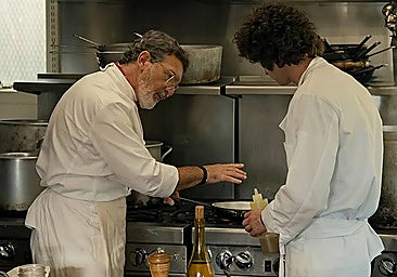 Antonio Banderas and Dominic Sessa filming a scene of the Tony biopic at the El Pimpi restaurant in Malaga.