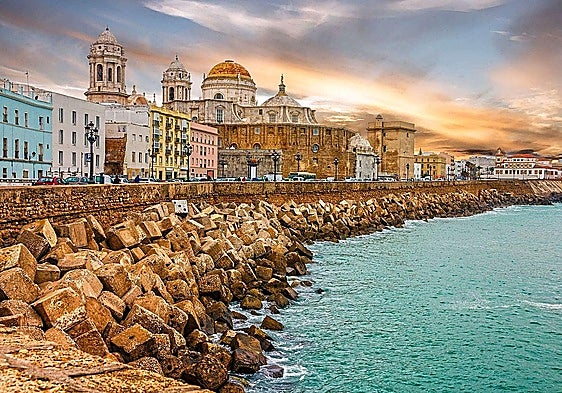 Promenade of Cádiz reminiscent of the Cuban city of Havana