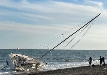 Four people escape unharmed after a sailing boat ran aground on a beach in Rincón de la Victoria