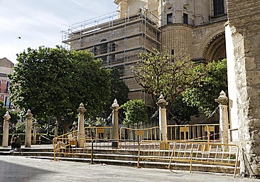 Malaga Cathedral's columns in Patio de los Naranjos begin to tilt