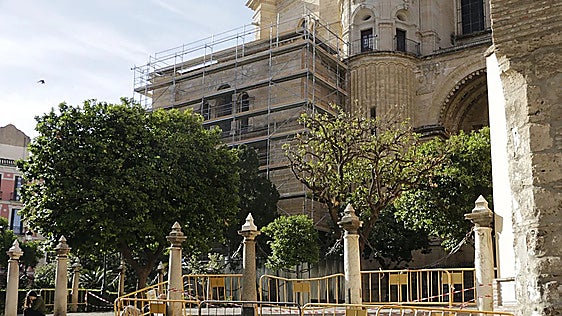 Malaga Cathedral's columns in Patio de los Naranjos begin to tilt