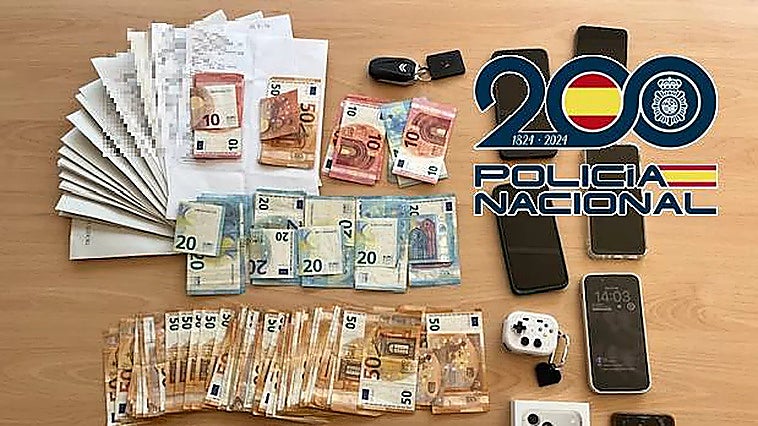 Malaga police arrest two young men at petrol station over fraudulent charges exceeding 6,000 euros