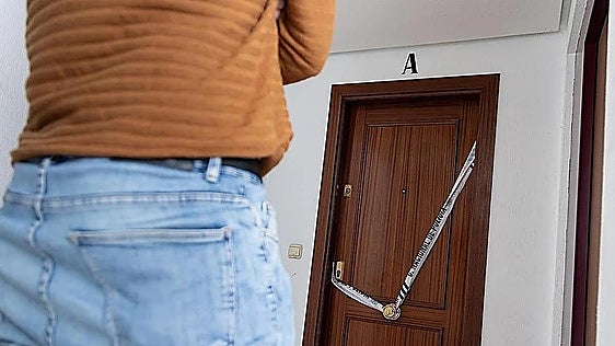 A woman is found dead in her home in Valladolid after living with her mother's corpse for 'months'