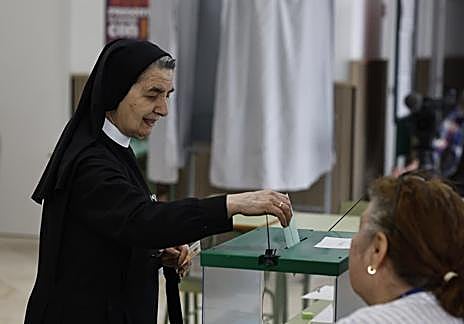 Imagen secundaria 1 - Juanma Moreno, a nun and dog owner voting.