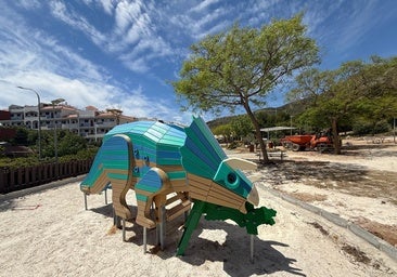 Attractions include dinosaur figures, climbing zones and interactive features.