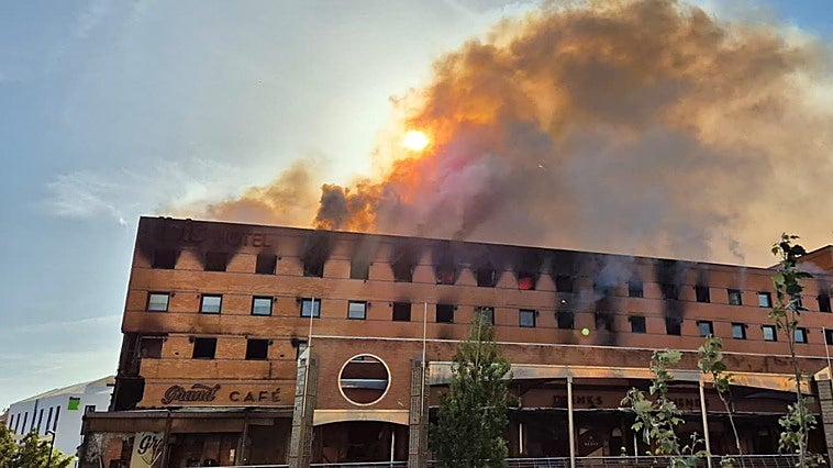 Fire at Malaga's Ibis hotel flares up again, with the entire building now affected