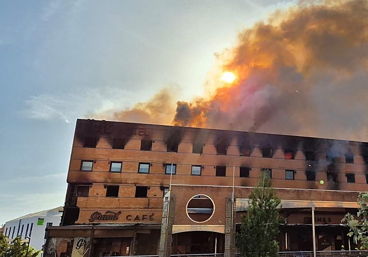 Fire at Malaga's Ibis hotel flares up again, with the entire building now affected