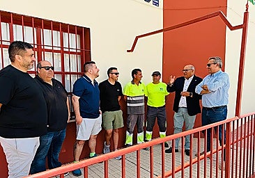 The mayor of Vélez-Málaga (second right) with those involved in the incident