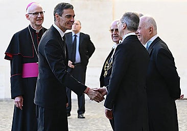 Spain's Prime Minister Pedro Sánchez shaking hands with Pope Leo XIV in the Vatican.