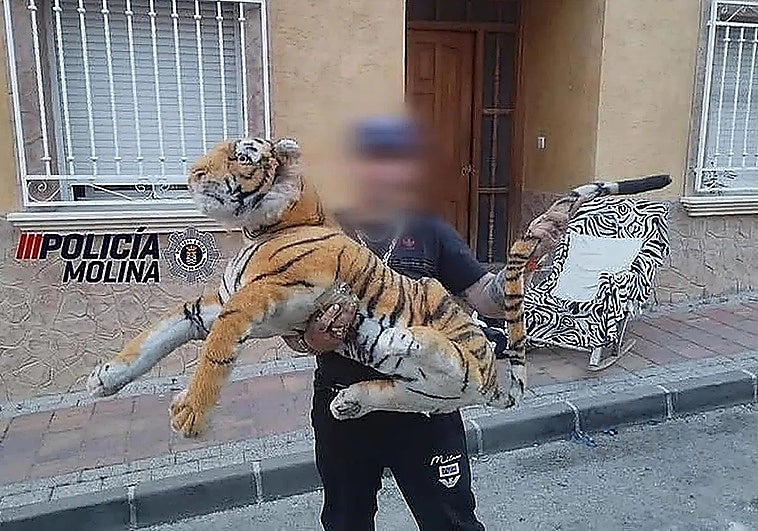 A Molina de Segura police officer holding the 'tiger'.