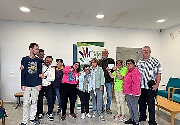 Representatives from the Taller de la Amistad with members of Nerja Pool League