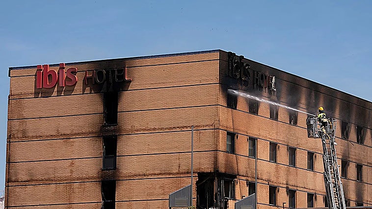 Why did the fire in the Ibis hotel and Le Grand Café in Malaga reignite so many times?