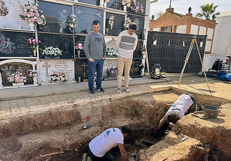 Exhumation work in one of the mass graves in the Campillos municipal cemetery.