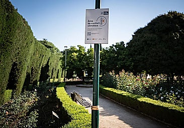 Climate comfort zone sign in the Pedro Luis Alonso gardens in Malaga.