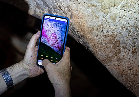 New paintings discovered in Axarquía cave show footprints of a baby and a child