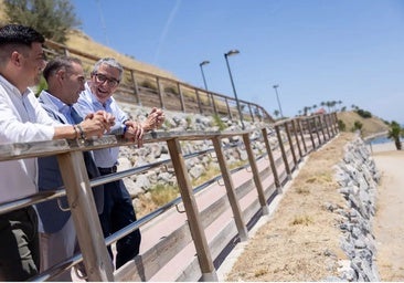 The Diputación president and the mayor of Benalmádena on Carvajal beach.